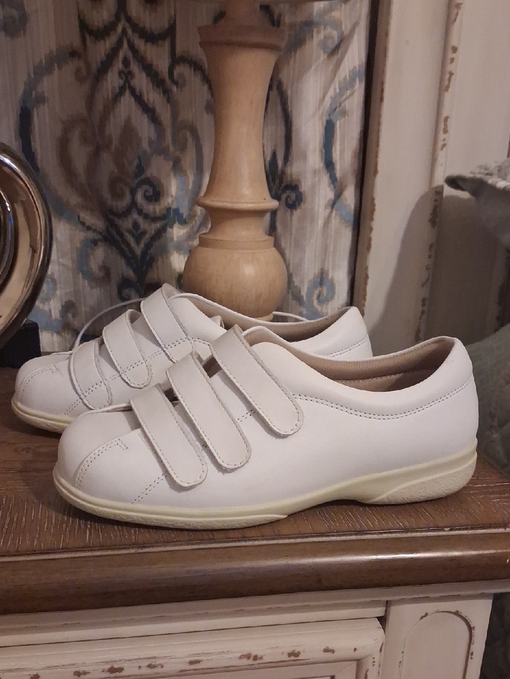 Cosyfeet Comfortable Women's White Velcro Sneakers